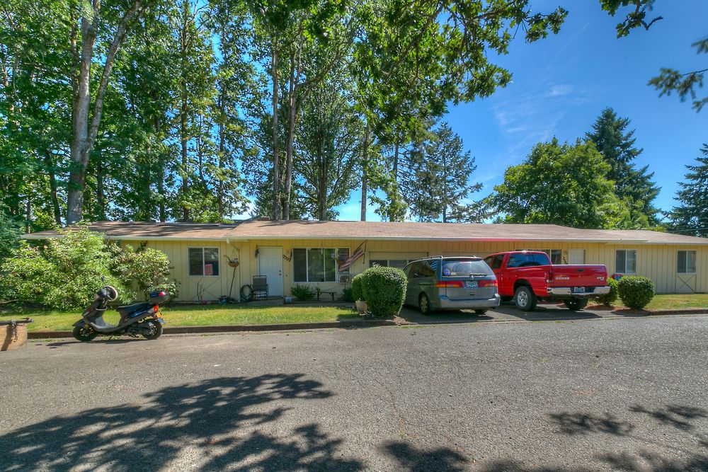 Hawthorne & Elliott: 1300 & 1302 N. Elliott Rd & 2504 & 2500-2507 Hawthorne Dr., Newberg, OR 97132
